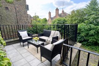 Crouch End 4BDR flat near Alexandra Palace & Hornsey with Private Balcony & Free Parking by Staylio London - 8