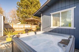 Spacious Retreat with Hot Tub Patio & King Bed - 4