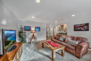 Black Bear Villa - large 4 BR 4 BA hot tub game room - 2
