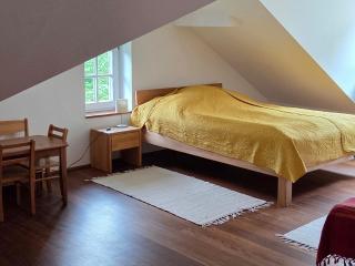 Bright top-floor apartment with terrace - 2 bedrooms - quiet area, 20 min to center - 4