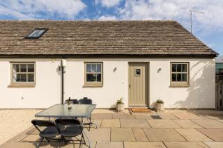 Stunning Cotswolds Dairy wLake Wildlife Views - Pass the Keys - 0