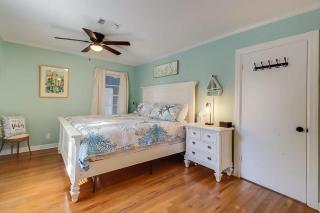 The Cozy Blue Cottage - 1