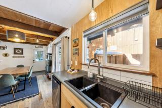 Blue Bear Cabin: Pet Friendly EV Charger BBQ - 3