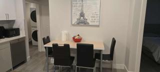 Vancouver Townhouse Getaway Modern two-Bedroom Apartment with Free Parking - 4