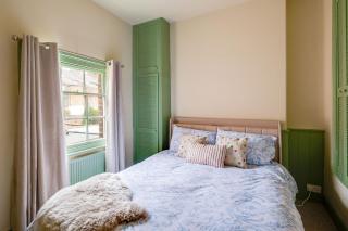Charming Chester City Walls Cottage Sleeps 6 - 2