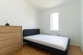 3-Bedroom Apartment w Workspace & Balcony - 3