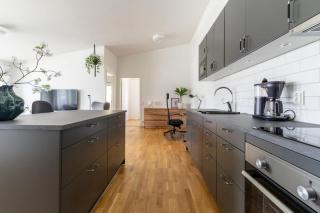 3-Bedroom Apartment w Workspace & Balcony - 1