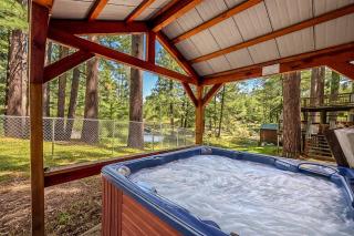 Serene Creekside Chalet: Hot Tub Games BBQ - 8