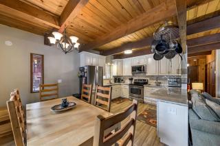 Sierra Pines Cabin BBQ Fireplace Updated Kitchen - 2