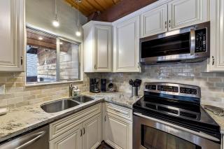Sierra Pines Cabin BBQ Fireplace Updated Kitchen - 1