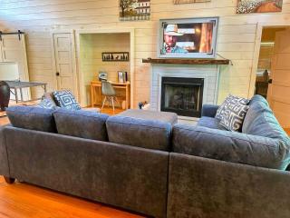 Creekside Quarters, Modern Farmhouse, Deep Creek your Backyard Oasis, Hot Tub, Covered Porch, Ping Pong, Fire Pit, Outdoor Games, Close to Town & Entrance to National Park - 7