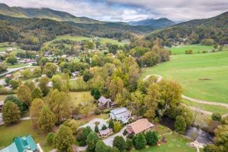 Creekside Quarters, Modern Farmhouse, Deep Creek your Backyard Oasis, Hot Tub, Covered Porch, Ping Pong, Fire Pit, Outdoor Games, Close to Town & Entrance to National Park - 5