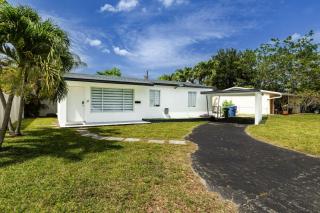 3BR Wilton Manor Cozy Home Just Minutes to The Drive and Beach - 1