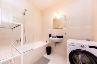 Prime Stay - Modern 1 Bedroom Apartment with Parking Included & Balcony - 1