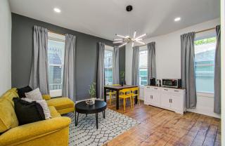 1BD 1BA Urban Convenience Mins to DT Sleeps 2 - 4