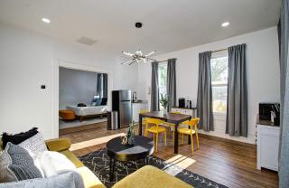 1BD 1BA Urban Convenience Mins to DT Sleeps 2 - 2