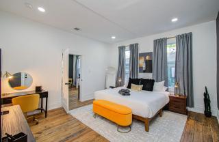 Cheerful & Central 1BD 1BA w Backyard Sleeps 2 - 6
