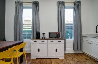 Cheerful & Central 1BD 1BA w Backyard Sleeps 2 - 1