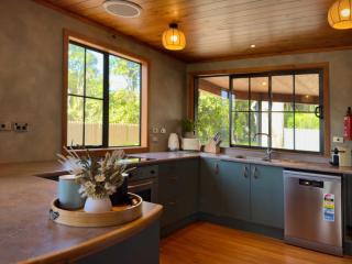 Stillwater Resort - Lakefront Estate with two dwellings spa pools SUPs - Sleeps 16 - 2
