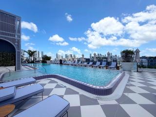 Miami Condo plus Den - Pool Gym & Best Location - 5