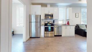 Stylish 2BR Suite Just 6 Minutes from Leslieville - Casa Queen Hotel - 8