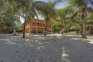 Charming 2BR Beach House Ideal for Extended Stays - 0