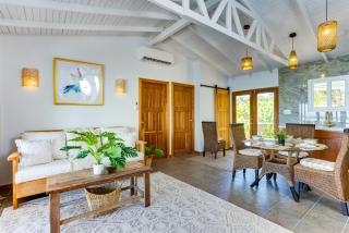 Luxurious Lagoon Home w Elegant Decor & Pool - 1