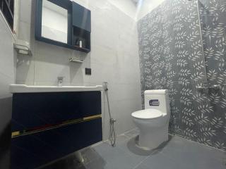 Modern & Stunning Home, Sleeps 2, Parking, Wi-Fi Offers - 6