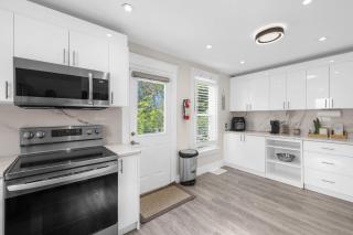 Niagara Falls Home with Parking - 4