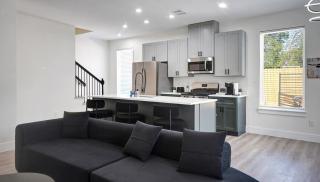 Brand New Luxe Townhome Near IAH & Downtown - 9