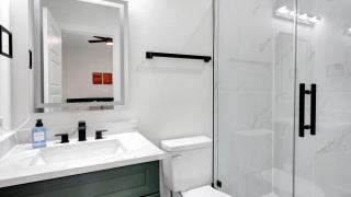Brand New Luxe Townhome Near IAH & Downtown - 5