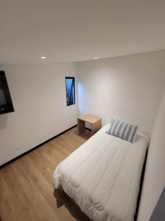 Linda Habitación a pasos de vive Claro, parque Simon Bolivar - 9