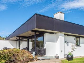 Family-Friendly House by the Beach - 0