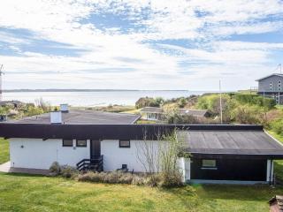 Family-Friendly House by the Beach - 8