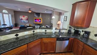 Spacious Heights Townhome 3 Ensuite Bedrooms - 2