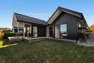 Fire, Light & Mountains - Your Wanaka Home Base - 9