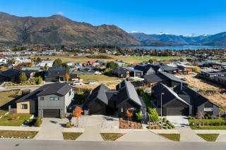 Fire, Light & Mountains - Your Wanaka Home Base - 3