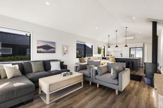 Fire, Light & Mountains - Your Wanaka Home Base - 1