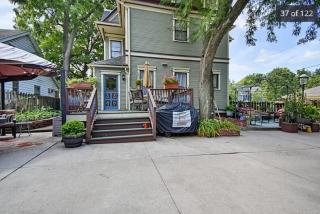 Urbana Carriage House Studio Apartment w parking - 9