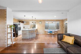 Lake Coogee Family Home Near Coogee Beach - 0