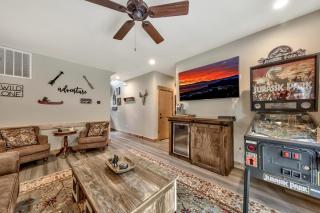 Heavenly Forest Fun - Spacious Pool Table Hot Tub - 4