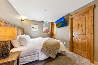 Heavenly Luxe Chalet - Hot Tub Theatre Game Room - 3