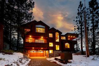 Heavenly Luxe Chalet - Hot Tub Theatre Game Room - 8