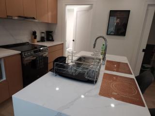 Vancouver Townhouse Getaway Modern 2BR with Balcony & Street Parking - 8