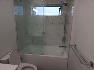 Vancouver Townhouse Getaway Modern 2BR with Balcony & Street Parking - 4