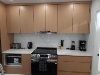 Stylish Vancouver Townhouse 2BR Family-Friendly Comfort - 6