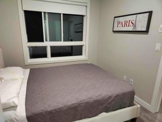 Stylish Vancouver Townhouse 2BR Family-Friendly Comfort - 4