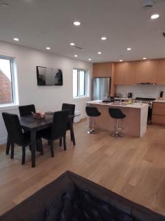 Vancouver Townhouse Getaway Modern 2BR with Balcony - 9