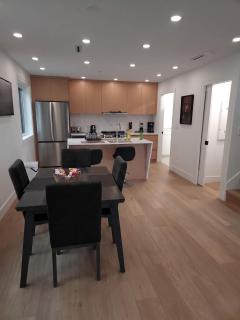 Vancouver Townhouse Getaway Modern 2BR with Balcony - 8