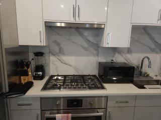 Vancouver Getaway Modern Comfort & Prime Location near Attractions - 7